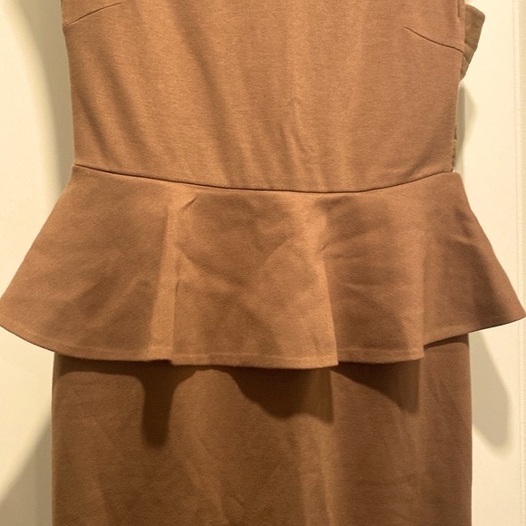 [Alice + Olivia] Employed Brown Sleeveless Peplum Pencil Midi Dress Women’s Sz 6 - Picture 7 of 10